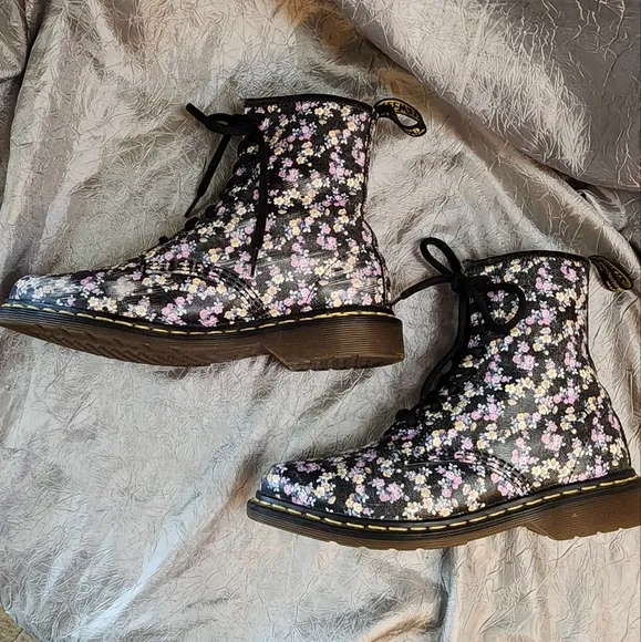 DR. MARTENS VINTAGE POINTED TOE BOOTS SZ 7
