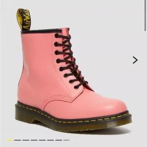 Dr Martins 1460 SMOOTH LEATHER LACE UP BOOTS COLOR: Acid Pink