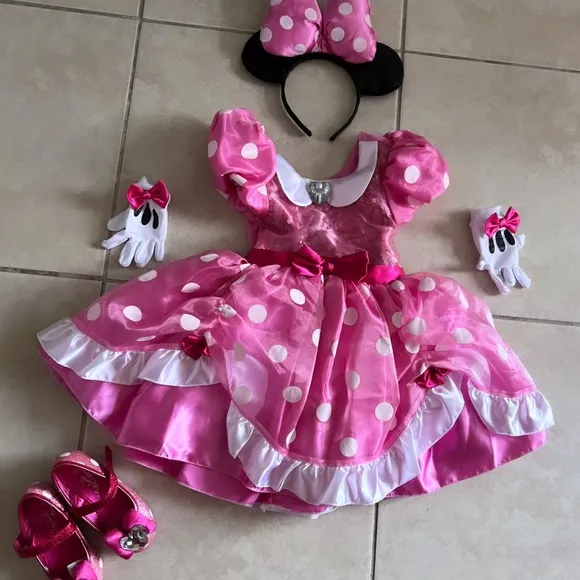 Dress, shoes and accessories Minnie Mouse.