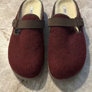 EARTH Merlot Wool Clogs Size 11