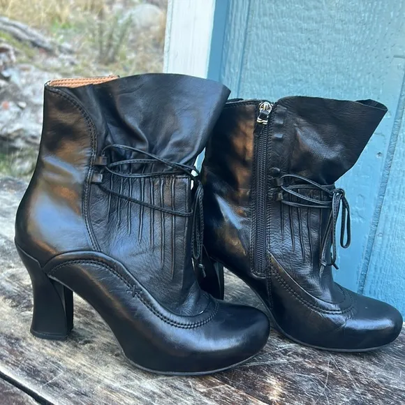 Earthies Elganza ankle heeled boots quality stylish old timey soft leather sz 7