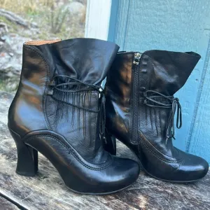 Earthies Elganza ankle heeled boots quality stylish old timey soft leather sz 7