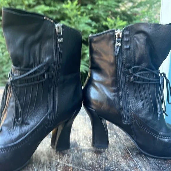Earthies Elganza ankle heeled boots quality stylish old timey soft leather sz 7