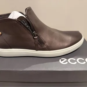 ECCO New in Box Women’s Shale Metallic Ankle Soft 7 Booties size 10 41