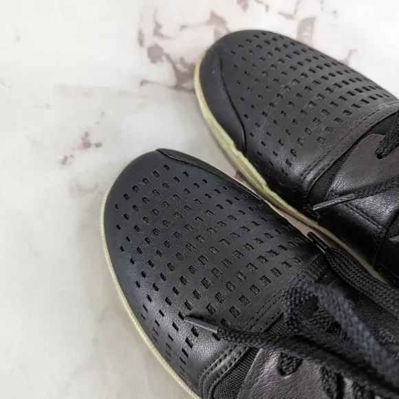 Ecco Sneakers Womens Size 37 6.5 Intrinsic Black Leather Perf Lace Up Shoes