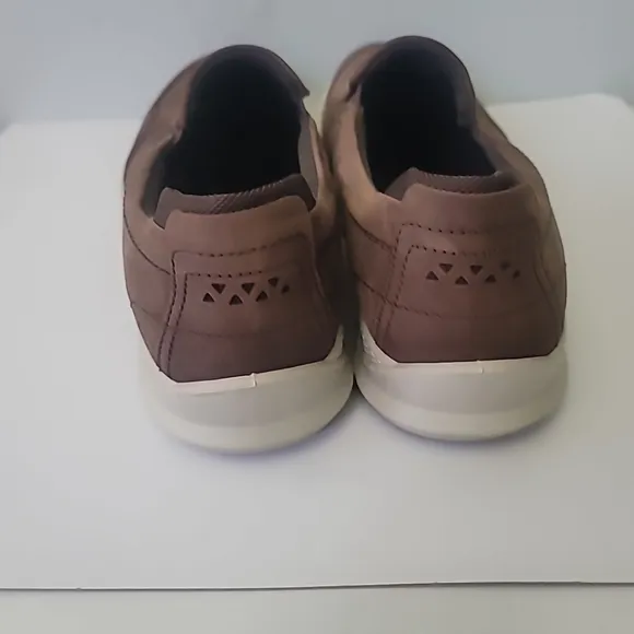 ECCOMen's Byway Slip-On Leather Sneakers