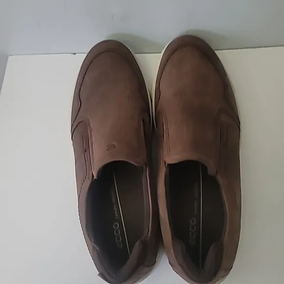 ECCOMen's Byway Slip-On Leather Sneakers