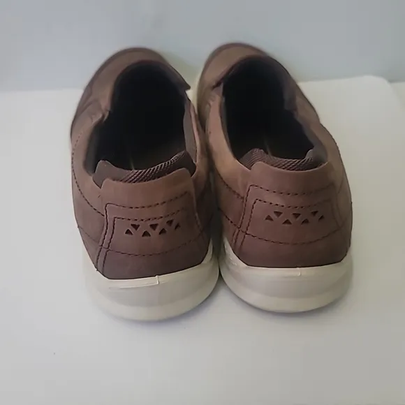 ECCOMen's Byway Slip-On Leather Sneakers