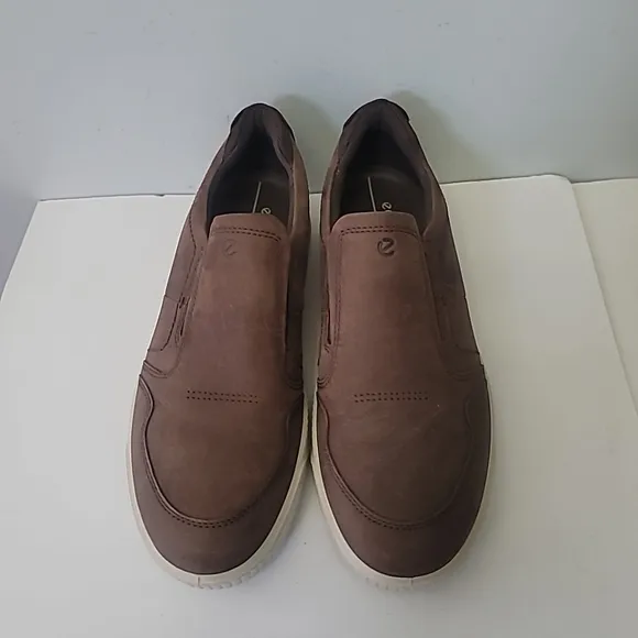 ECCOMen's Byway Slip-On Leather Sneakers