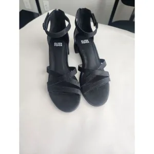EILEEN FISHER Noni Sandals Black Size 7 $165 Strappy Ankle Strap Zipper Shoes