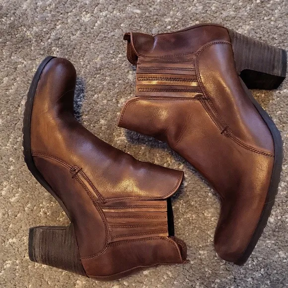 FIDJI Cognac Brown Leather Ankle Boots