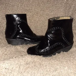 FLY LONDON-Paya Damani-Black Patent Wingtip Booties-Sz 36-Excellent