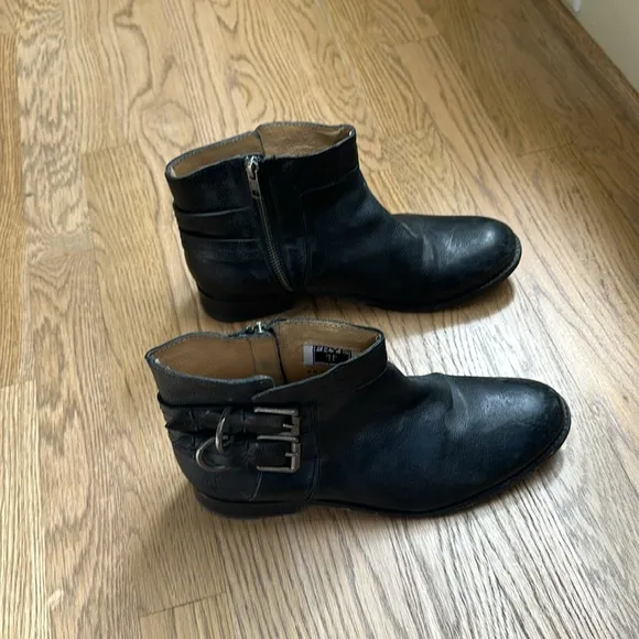 FRYE Molly D Ring Black Leather Booties