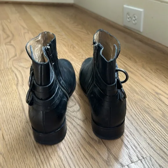 FRYE Molly D Ring Black Leather Booties