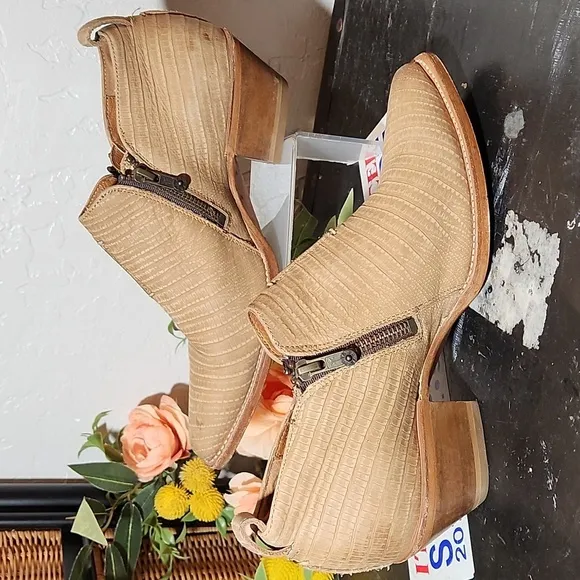 FRYE Shacha Moto Shortie  Reptile Embossed Bootie 8.5B