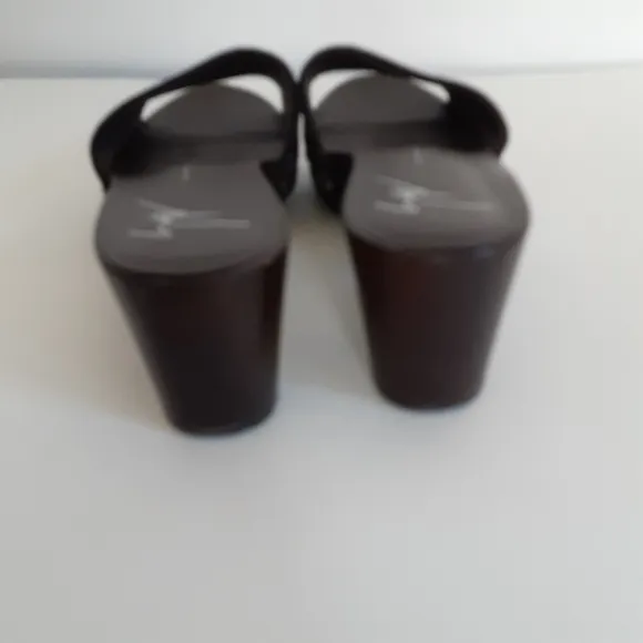 Giuseppe zanotti stud sandals sz 37