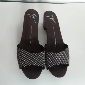 Giuseppe zanotti stud sandals sz 37