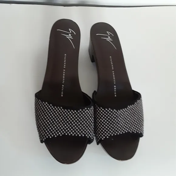 Giuseppe zanotti stud sandals sz 37
