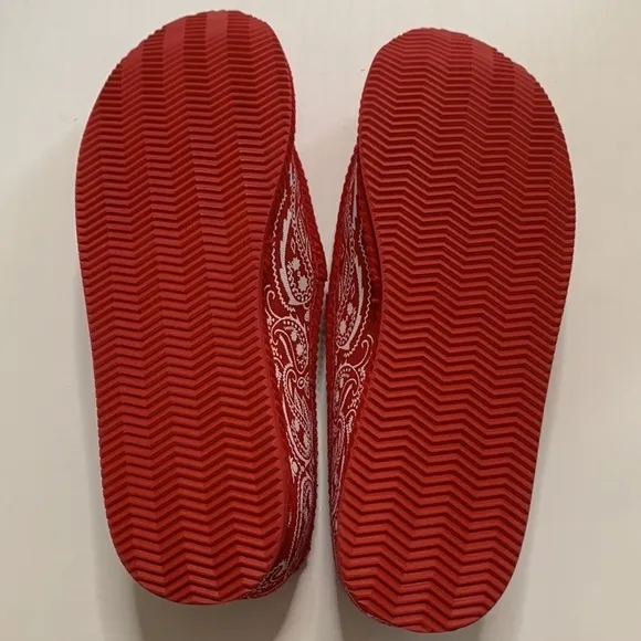 Goat Crew New In Box Red White  Bandana House Shoes Slippers Size 11