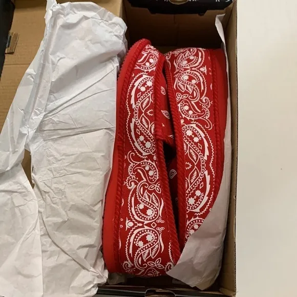 Goat Crew New In Box Red White  Bandana House Shoes Slippers Size 11