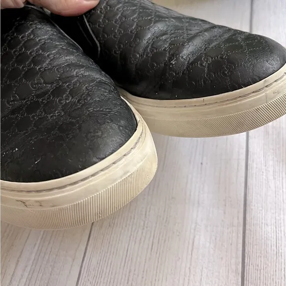 Gucci black leather slip on logo sneakers sz 8