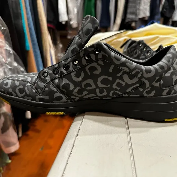Gucci Sneakers - RARE Like New
