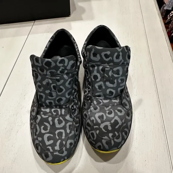 Gucci Sneakers - RARE Like New