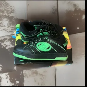HEELYS Sneaker Rocket (Little Kid/Big Kid/Adult)  Sz3 Big Kids Unisex
