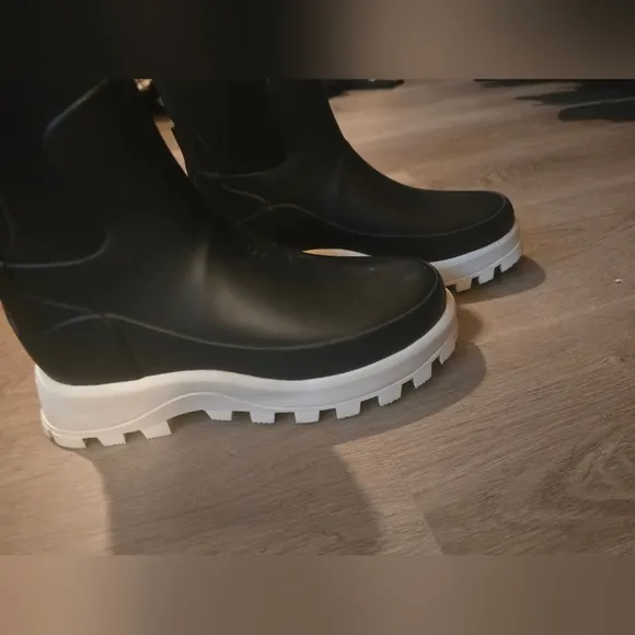 Hunter City Explore Panelled Black Boots with White Sole Size 7 NWOT