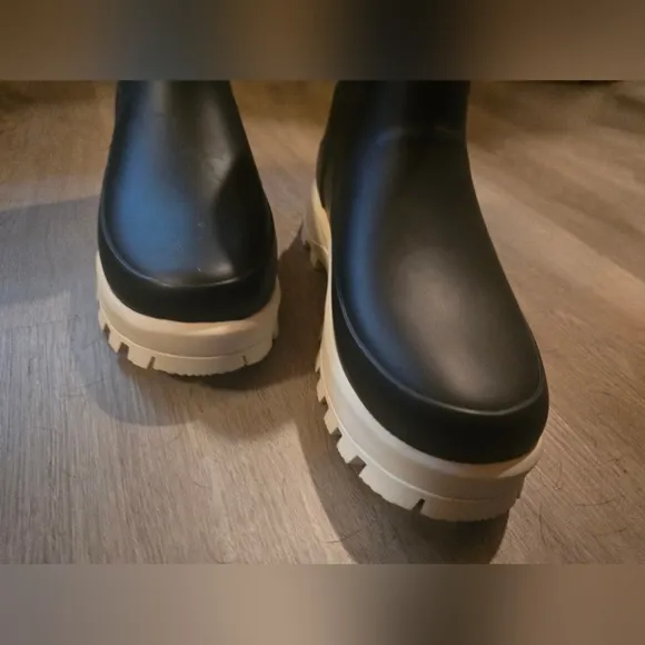 Hunter City Explore Panelled Black Boots with White Sole Size 7 NWOT