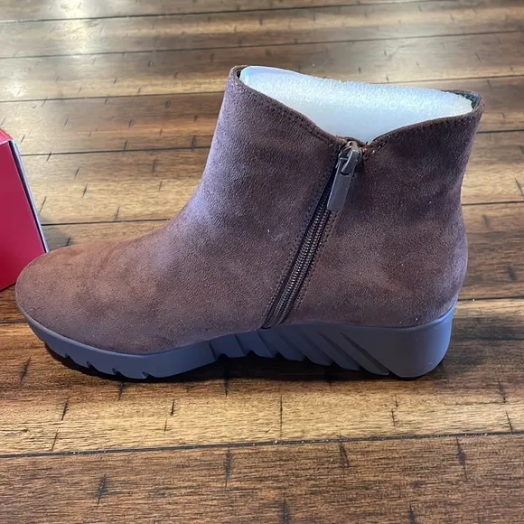 Impo ENESSA platform wedge bootie with memory foam size 8 Cocoa fall boots