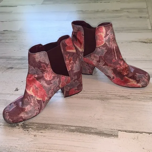 Indigo Rd.  Textile floral bootie.  Size 11