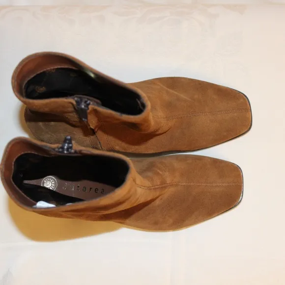 Jatarea Alta leather ankle boots in brown suede