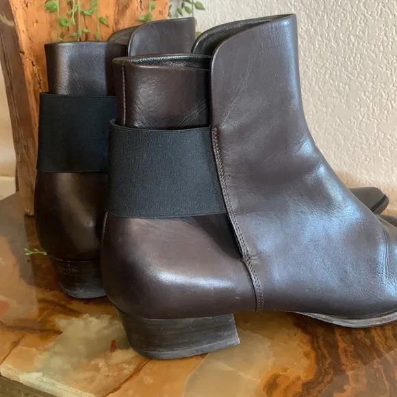 JIL SANDER brown leather ankle boots, split ankle, wide elastic @ back. 39.5 EUC