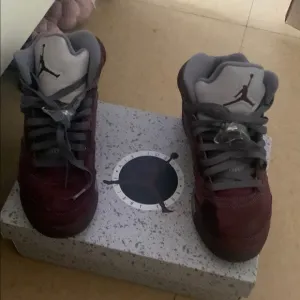 Jordan Men's Burgundy Sneakers