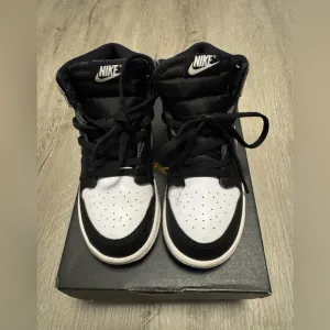 Jordan Retro 1 Black And White