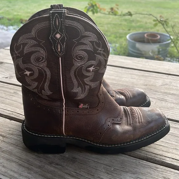 Justin L9965 Gypsy Western Boot with Bay Apache Cowhide Square Toe Size 7
