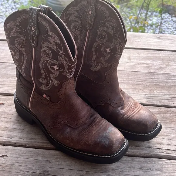 Justin L9965 Gypsy Western Boot with Bay Apache Cowhide Square Toe Size 7