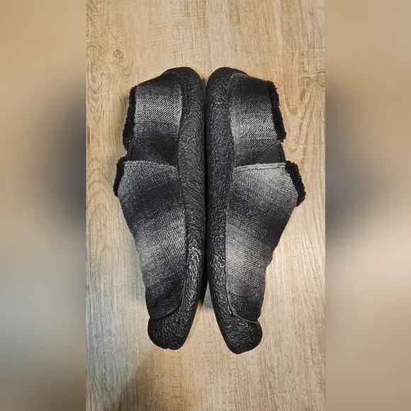 Keen Howser Slippers in a Charcoal and Black Plaid Size 38.5 Size 8