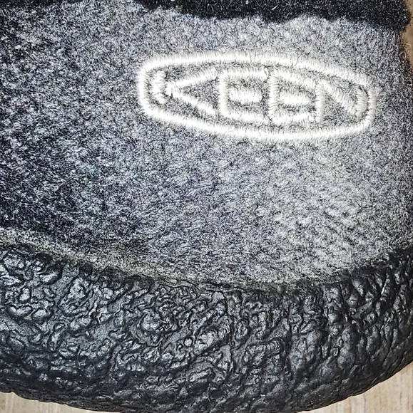 Keen Howser Slippers in a Charcoal and Black Plaid Size 38.5 Size 8