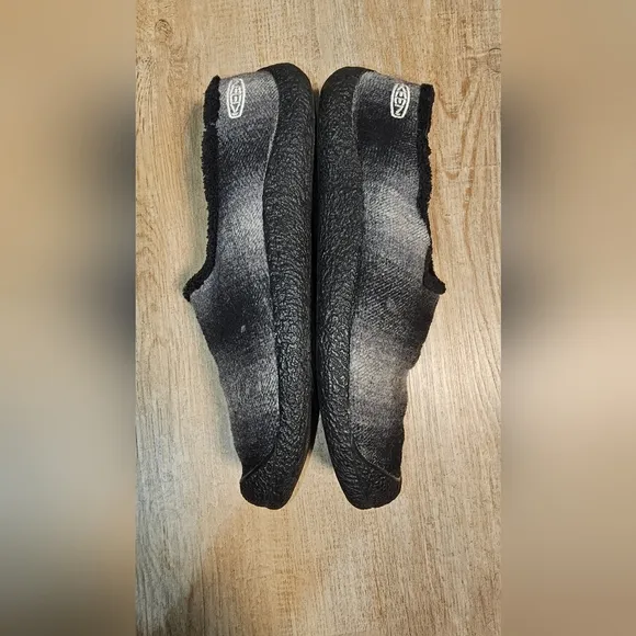 Keen Howser Slippers in a Charcoal and Black Plaid Size 38.5 Size 8