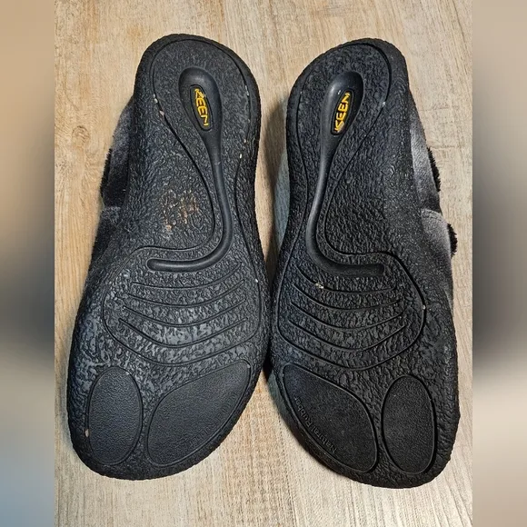 Keen Howser Slippers in a Charcoal and Black Plaid Size 38.5 Size 8