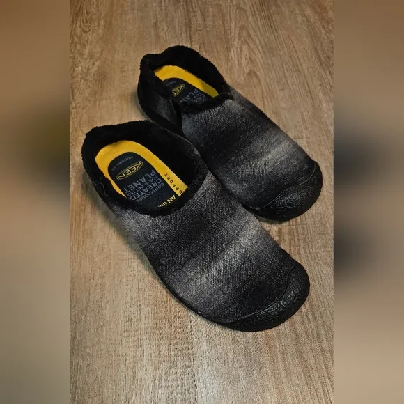 Keen Howser Slippers in a Charcoal and Black Plaid Size 38.5 Size 8