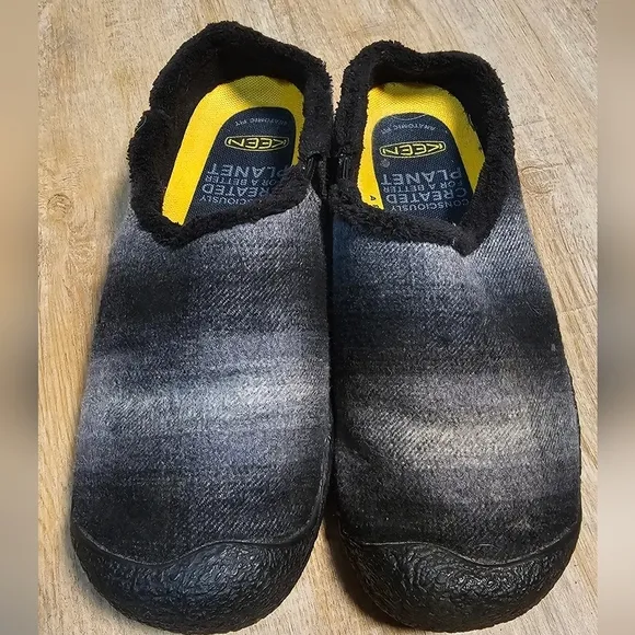 Keen Howser Slippers in a Charcoal and Black Plaid Size 38.5 Size 8