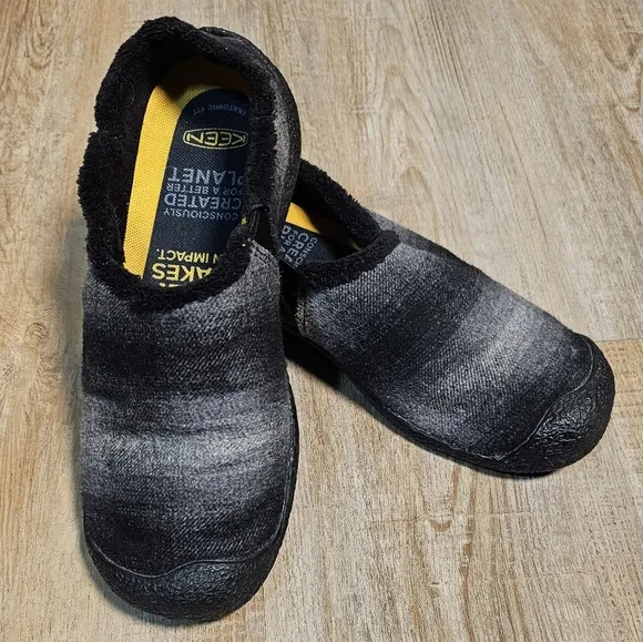 Keen Howser Slippers in a Charcoal and Black Plaid Size 38.5 Size 8