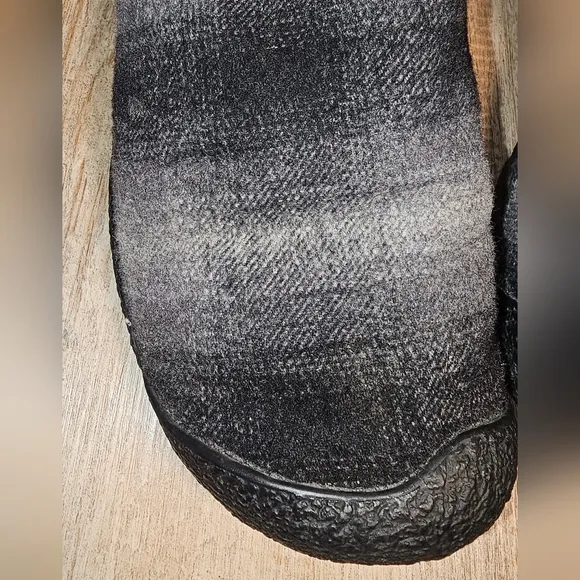 Keen Howser Slippers in a Charcoal and Black Plaid Size 38.5 Size 8