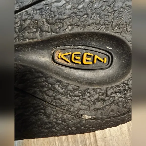 Keen Howser Slippers in a Charcoal and Black Plaid Size 38.5 Size 8