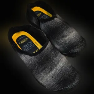 Keen Howser Slippers in a Charcoal and Black Plaid Size 38.5 Size 8