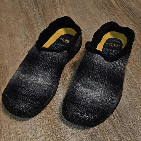 Keen Howser Slippers in a Charcoal and Black Plaid Size 38.5 Size 8
