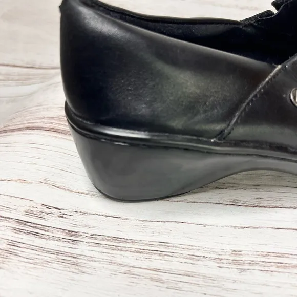 Klogs Black leather nursing shoes size 7.5 M‎